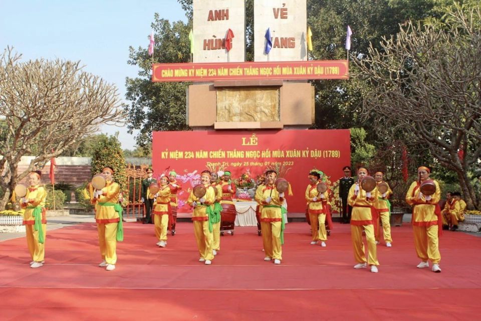 M&agrave;n trống hội tại lễ kỷ niệm 234 năm chiến thắng Ngọc Hồi, huyện Thanh Tr&igrave;