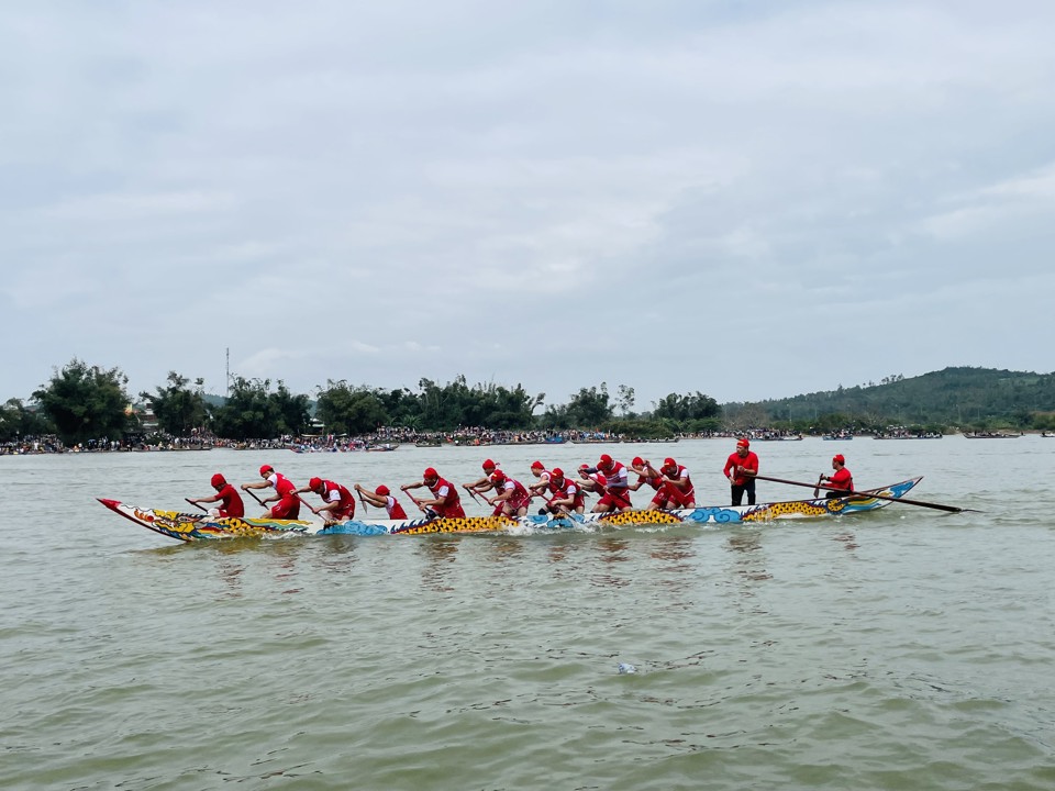 Lễ hội đua thuyền truyền thống ở Tịnh Long đ&atilde; c&oacute; từ l&acirc;u đời.