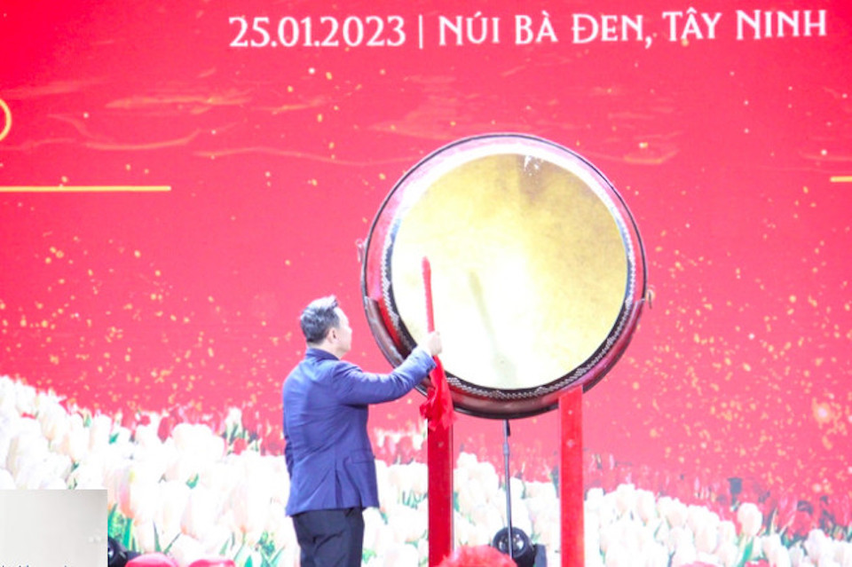 Chủ tịch UBND tỉnh T&acirc;y Ninh Nguyễn Thanh Ngọc đ&aacute;nh hồi trống ch&iacute;nh thức bắt đầu Hội Xu&acirc;n n&uacute;i B&agrave; Đen năm 2023.