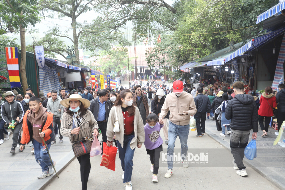 Người d&acirc;n tr&ecirc;n địa b&agrave;n huyện Mỹ Đức cũng như du kh&aacute;ch thập phương nối nhau l&ecirc;n ch&ugrave;a Thi&ecirc;n Tr&ugrave;.&nbsp;Theo kế hoạch, s&aacute;ng ng&agrave;y 27/1 &nbsp;sẽ&nbsp;diễn ra chương tr&igrave;nh biểu diễn của c&aacute;c đội rồng&nbsp;v&agrave; đội trống x&atilde; Hương Sơn,&nbsp;Trưởng ban tổ chức lễ hội ph&aacute;t biểu khai mạc. Sau đ&oacute;,&nbsp;Thượng Tọa Th&iacute;ch Minh Hiền, trụ&nbsp;tr&igrave; ch&ugrave;a&nbsp;Hương ph&aacute;t biểu &yacute; kiến, đ&aacute;nh trống khai hội v&agrave; d&acirc;ng hương cầu nguyện quốc&nbsp;th&aacute;i d&acirc;n&nbsp;an.