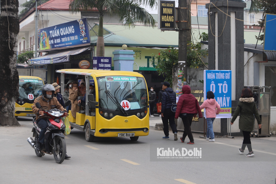 "Điểm nổi bật của Lễ hội ch&ugrave;a Hương năm 2023 l&agrave; Ban tổ chức đổi mới h&igrave;nh thức b&aacute;n v&eacute; tham quan v&agrave; dịch vụ thuyền, đ&ograve; từ h&igrave;nh thức b&aacute;n v&eacute; truyền thống sang điện tử. C&ugrave;ng với đ&oacute; l&agrave;&nbsp; triển khai hệ thống xe điện với hơn 50 phương tiện phục vụ nhu cầu tham quan, v&atilde;ng cảnh của người d&acirc;n" - &ocirc;ng Đặng Văn Cảnh cho biết.