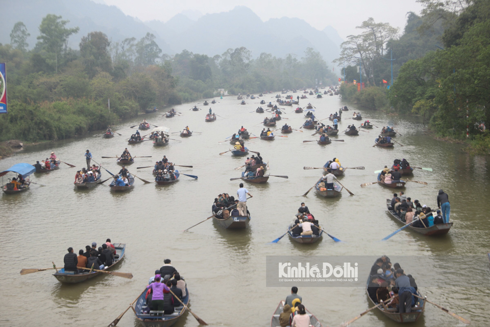 D&ugrave; chưa phải ng&agrave;y ch&iacute;nh hội nhưng lượng người đổ về ch&ugrave;a Hương trong ng&agrave;y 26/1 l&agrave; kh&aacute; đ&ocirc;ng.