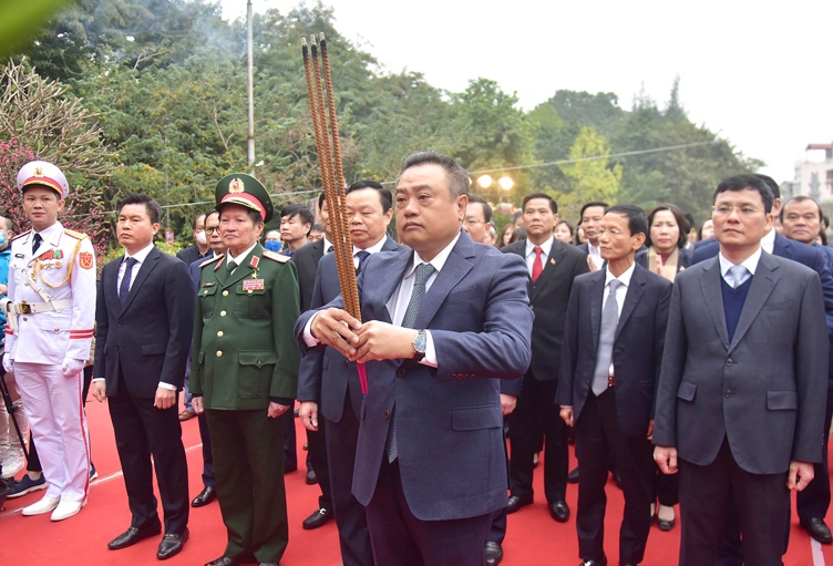 L&atilde;nh đạo th&agrave;nh phố H&agrave; Nội d&acirc;ng hương tại đền thờ Ho&agrave;ng đế Quang Trung tại Di t&iacute;ch Quốc gia đặc biệt G&ograve; Đống Đa.