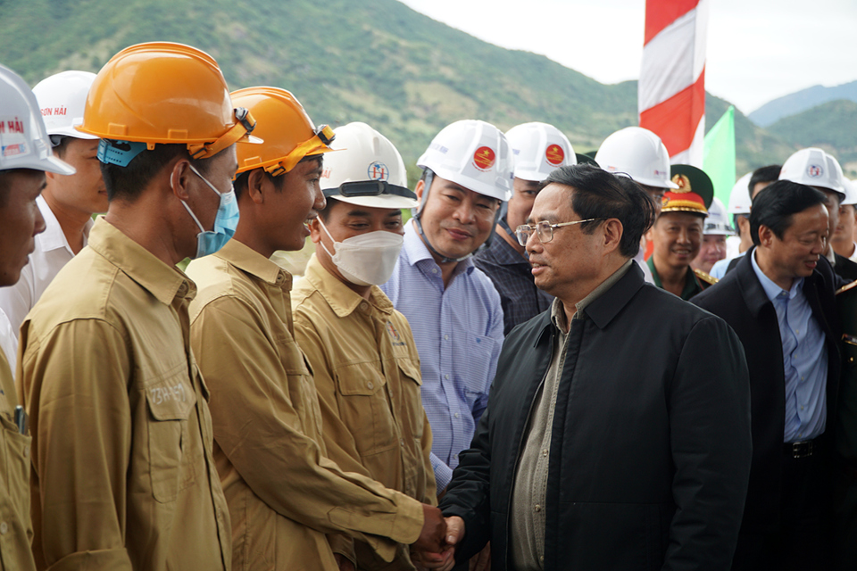 Thủ tướng thăm, ch&uacute;c Tết c&aacute;n bộ, c&ocirc;ng nh&acirc;n vi&ecirc;n tham gia thực hiện dự &aacute;n cao tốc Nha Trang - Cam L&acirc;m. Ảnh: Trung Nh&acirc;n.