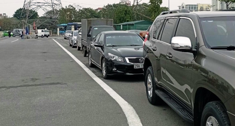 H&agrave;ng d&agrave;i phương tiện xếp h&agrave;ng chờ được đăng kiểm ngay trong ng&agrave;y đi l&agrave;m đầu ti&ecirc;n của năm mới Qu&yacute; M&atilde;o.