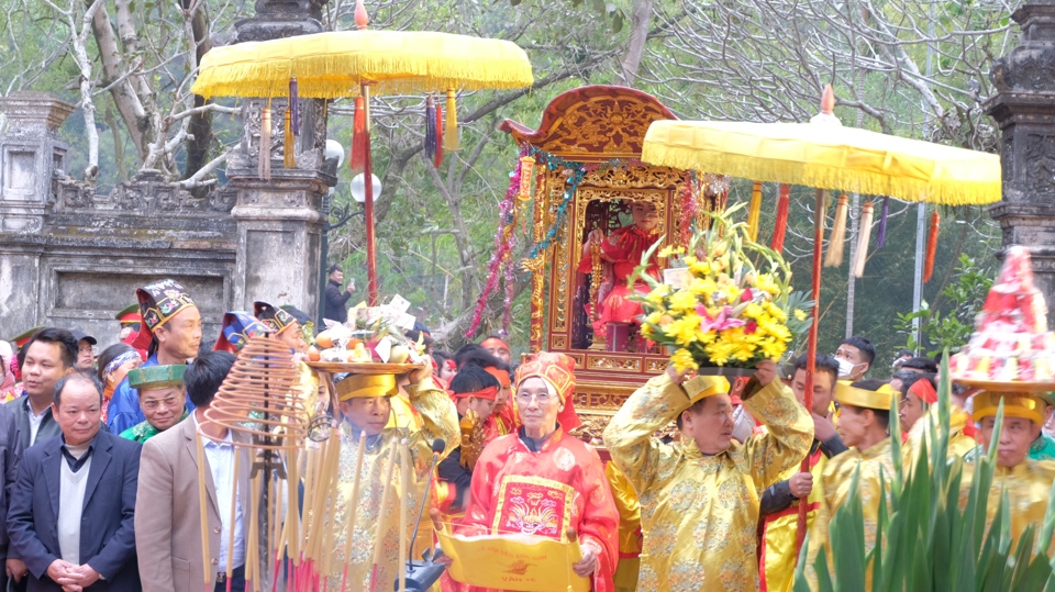 Kiệu rước "nữ tướng trẻ" tại lễ khai hội Gi&oacute;ng 2023 diễn ra s&aacute;ng 27/1. Ảnh: L&acirc;m Nguyễn.