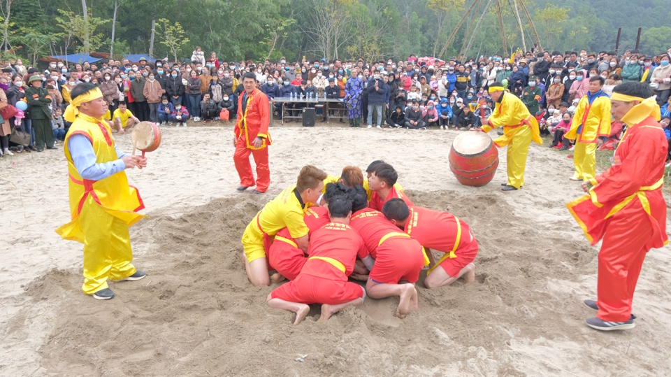 Tục h&uacute;c cầu ở l&agrave;ng Xu&acirc;n Dục được giải th&iacute;ch l&agrave; do một bộ tướng của Th&aacute;nh Gi&oacute;ng tr&ecirc;n đường đi đ&aacute;nh giặc, dừng ch&acirc;n ở l&agrave;ng dạy cho trẻ l&agrave;ng. Tuy nhi&ecirc;n, bản chất của tr&ograve; n&agrave;y l&agrave; t&iacute;n ngưỡng thờ mặt trời &ndash; một dạng của t&iacute;n ngưỡng n&ocirc;ng nghiệp ruộng nước, cầu mưa thuận gi&oacute; ho&agrave; v&agrave; được m&ugrave;a.