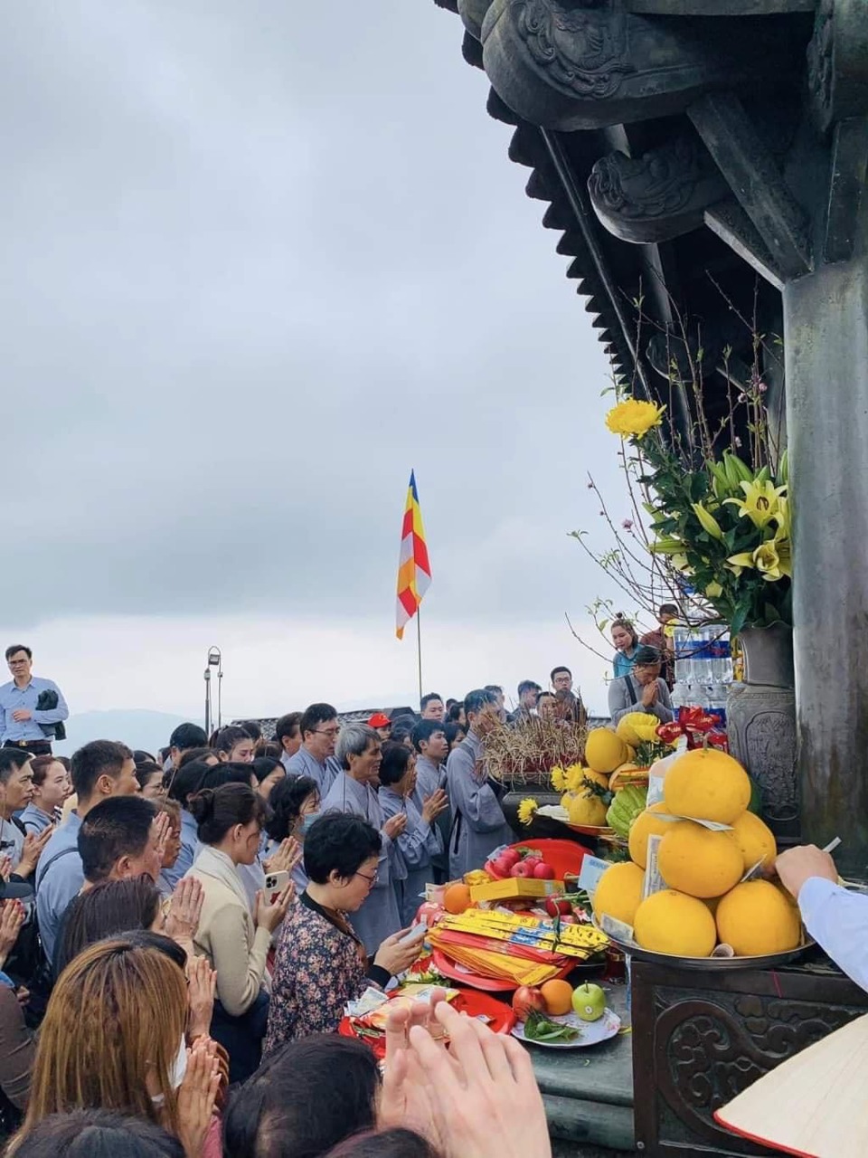 Ri&ecirc;ng ng&agrave;y m&ugrave;ng 4 Tết, Y&ecirc;n Tử đ&oacute;n khoảng 15.000 người.&nbsp;