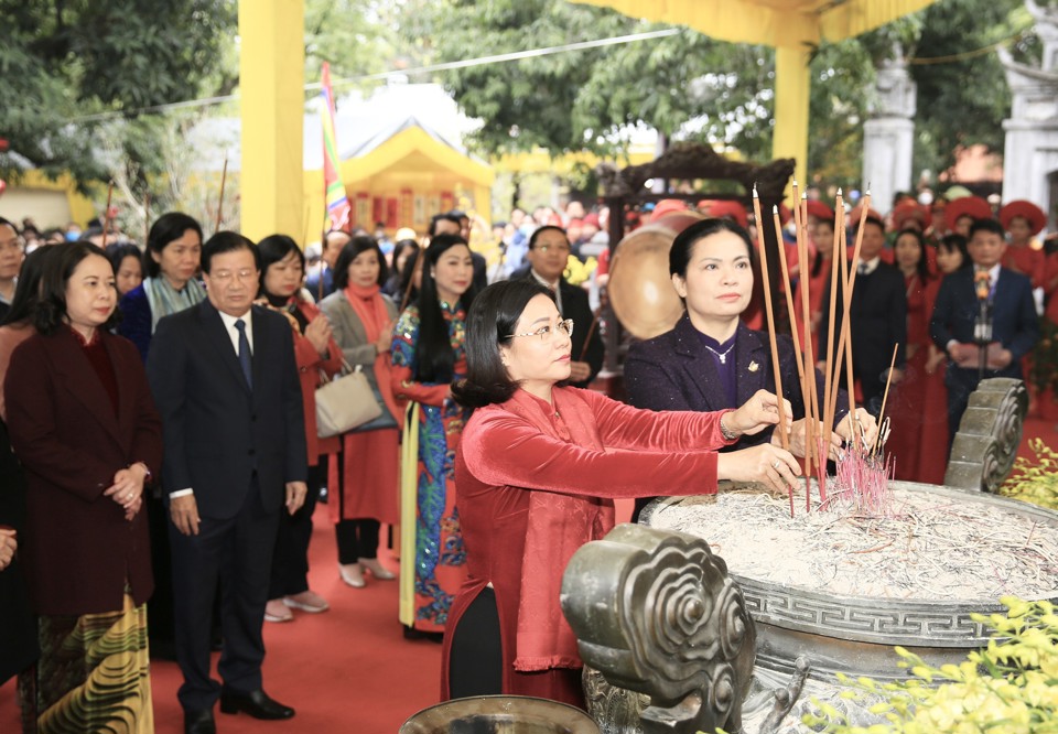 Ph&oacute; B&iacute; thư&nbsp; Thường trực Th&agrave;nh ủy H&agrave; Nội Nguyễn Thị Tuyến&nbsp;d&acirc;ng hương tưởng nhớ Hai B&agrave; Trưng