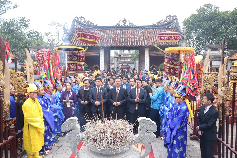 C&aacute;c đại biểu thực hiện nghi lễ d&acirc;ng hương tại lễ hội đền Cổ Loa.