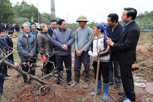 Thủ tướng Ch&iacute;nh phủ mong muốn người d&acirc;n tiếp tục vận động c&aacute;c hộ d&acirc;n kh&aacute;c trong phạm vi ảnh hưởng của dự &aacute;n chấp h&agrave;nh nghi&ecirc;m chủ trương của Đảng, Nh&agrave; nước - Ảnh: VGP/Nhật Bắc.