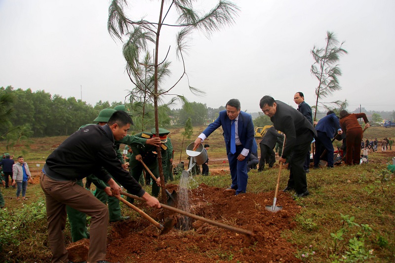 L&atilde;nh đạo tỉnh Quảng Trị c&ugrave;ng đ&ocirc;ng đảo c&aacute;c lực lượng vũ trang, tầng lớp nh&acirc;n d&acirc;n trồng c&acirc;y sau lễ ph&aacute;t động.