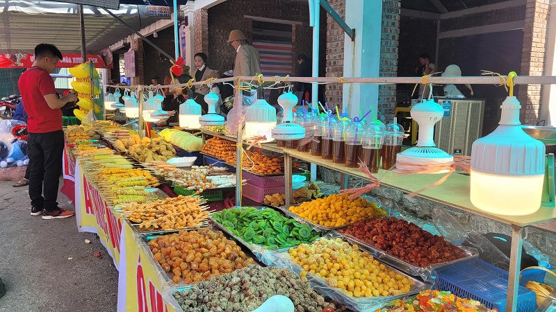 在 Chùa Huong Tích 品嚐各種美食和飲品。 旅遊區