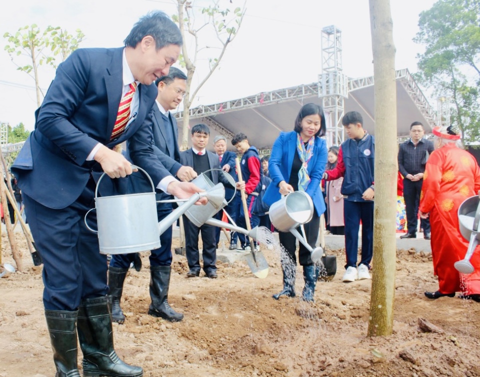 Ph&oacute; B&iacute; thư Thường trực Th&agrave;nh ủy H&agrave; Nội Nguyễn Thị Tuyến c&ugrave;ng l&atilde;nh đạo TP H&agrave; Nội v&agrave; huyện Thanh Tr&igrave; tham gia trồng c&acirc;y tại địa phương.