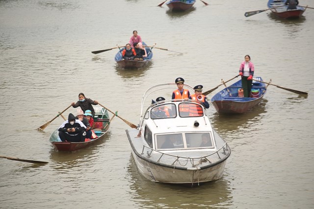 Siết chặt kiểm soát 4.500 đò, thuyền chở khách vào chùa Hương - Ảnh 2