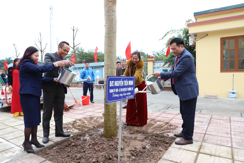 &nbsp;B&iacute; thư Huyện ủy Thường T&iacute;n Nguyễn Tiến Minh tham gia Tết trồng c&acirc;y tại Trường Mầm non Duy&ecirc;n Th&aacute;i