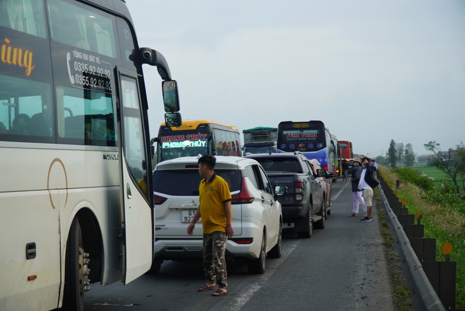 Phú Yên: Quốc lộ 1 và tuyến tránh ùn tắc nghiêm trọng chiều mùng 7 Tết - Ảnh 3