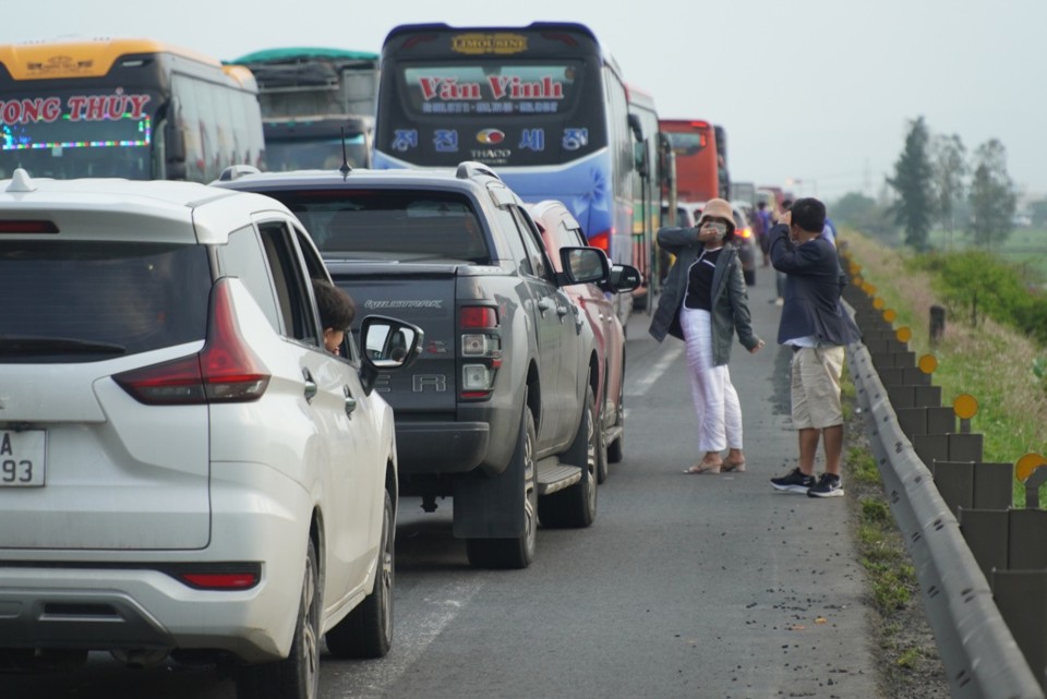 Phú Yên: Quốc lộ 1 và tuyến tránh ùn tắc nghiêm trọng chiều mùng 7 Tết - Ảnh 2