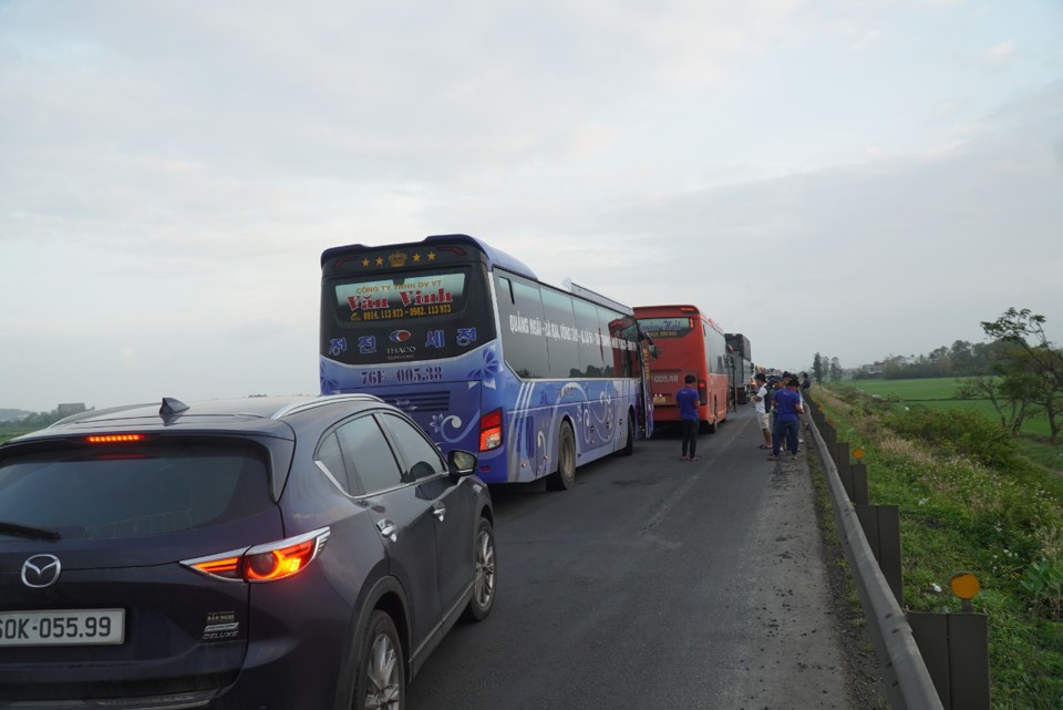 Phú Yên: Quốc lộ 1 và tuyến tránh ùn tắc nghiêm trọng chiều mùng 7 Tết - Ảnh 1