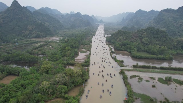Siết chặt kiểm soát 4.500 đò, thuyền chở khách vào chùa Hương - Ảnh 1