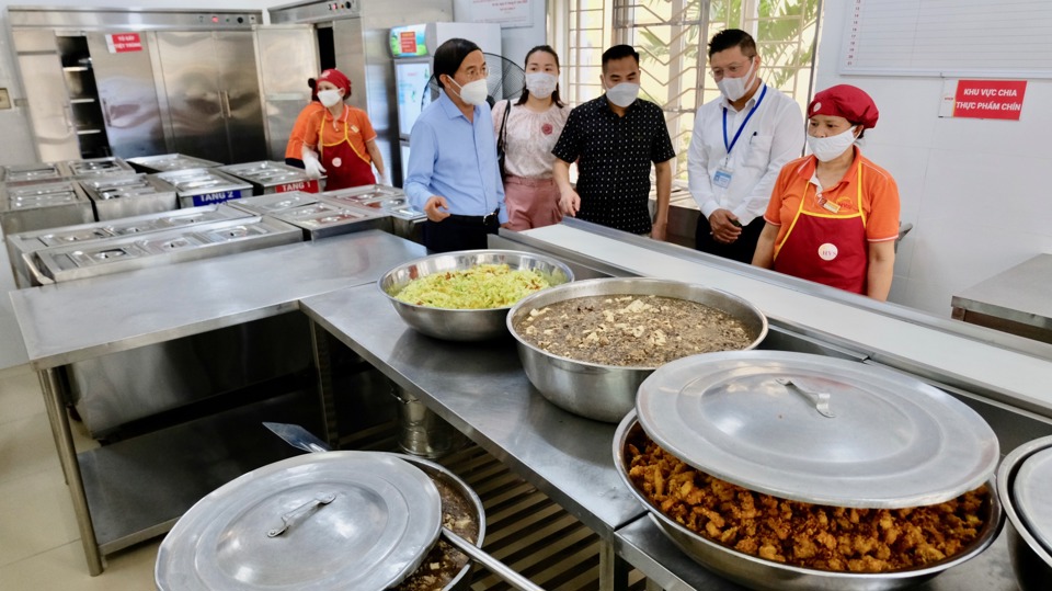 Đo&agrave;n li&ecirc;n ng&agrave;nh Sở NN&amp;PTNT H&agrave; Nội kiểm tra điều kiện an to&agrave;n thực phẩm tại một bếp ăn trường học. Ảnh: L&acirc;m Nguyễn.