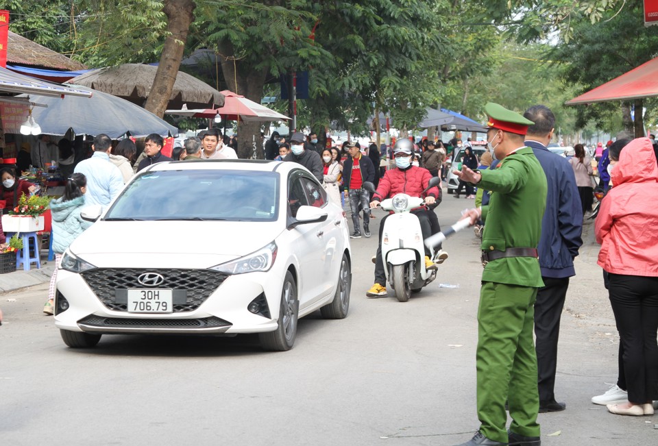 C&ocirc;ng an quận T&acirc;y Hồ tổ chức hướng dẫn giao th&ocirc;ng tại tuyến đường dẫn v&agrave;o Phủ T&acirc;y Hồ.