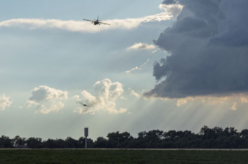 Cặp ti&ecirc;m k&iacute;ch Su-25 của Ukraine bay giữa l&uacute;c Nga tấn c&ocirc;ng gần thị trấn Kramatorsk, v&ugrave;ng Donetsk. Ảnh: Reuters