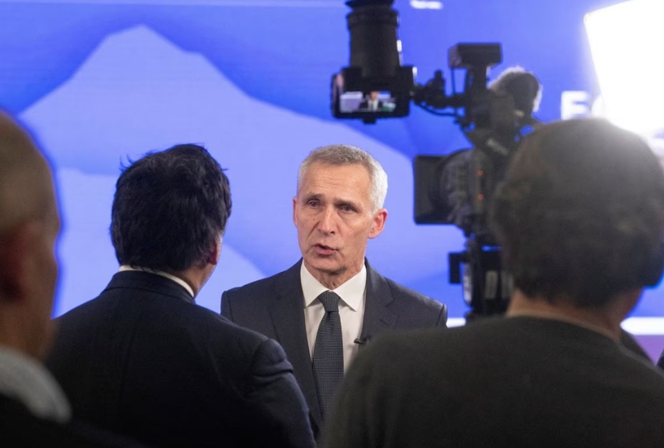 Tổng thư k&yacute; NATO Jens Stoltenberg tham dự một cuộc phỏng vấn tr&ecirc;n truyền h&igrave;nh tại khu nghỉ dưỡng Alpine ở Davos, Thụy Sĩ, ng&agrave;y 18/1/2023. Ảnh: Reuters.