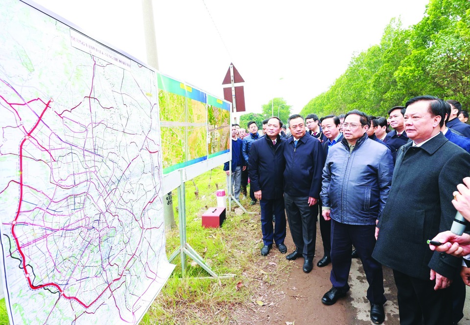 Thủ tướng Phạm Minh Ch&iacute;nh v&agrave; l&atilde;nh đạo TP H&agrave; Nội xem bản đồ tuyến đường V&agrave;nh đai 4 - V&ugrave;ng Thủ đ&ocirc; H&agrave; Nội tại điểm x&atilde; Song Phương, huyện Ho&agrave;i Đức. Ảnh: Dương Giang &nbsp;