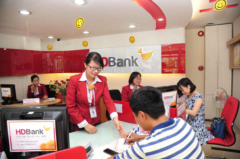 Khách hàng giao dịch tại Chi nhánh HDBank Hà Nội. Ảnh: Phạm Hùng
