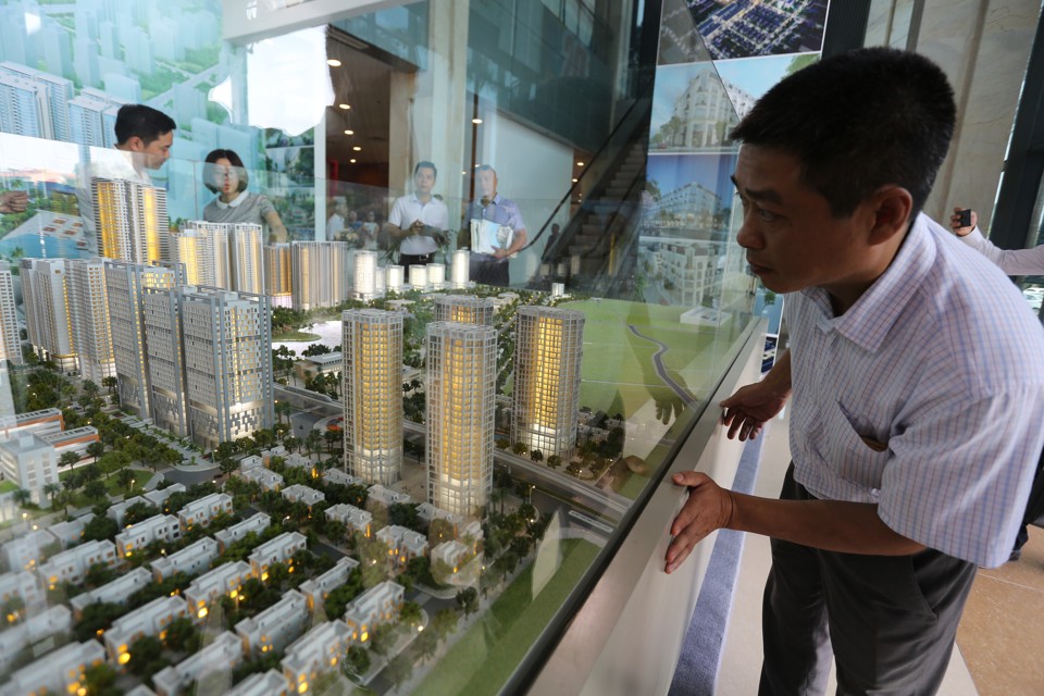 Nhà đầu tư tìm hiểu một dự án nhà ở tại Hà Nội. Ảnh: Phạm Hùng