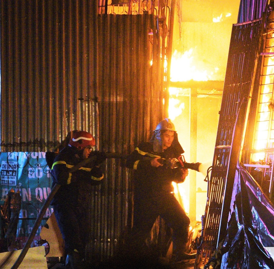 Cháy dữ dội tại xưởng gỗ ở Đại Mỗ trong đêm - Ảnh 3