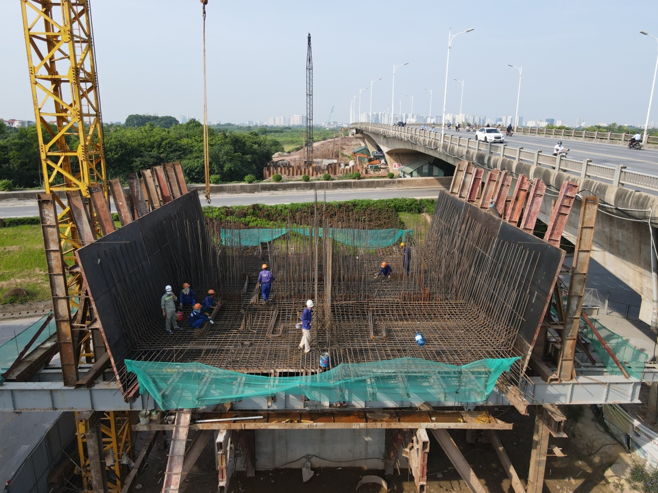 Công nhân làm việc tại dự án cầu Vĩnh Tuy giai đoạn 2. Ảnh: Phạm Hùng