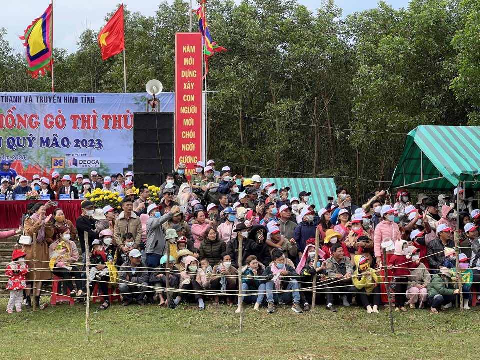 Do đ&oacute;, lễ hội năm nay đ&atilde; quy tụ rất đ&ocirc;ng du kh&aacute;ch, người d&acirc;n v&agrave; c&aacute;c "kỵ m&atilde;".