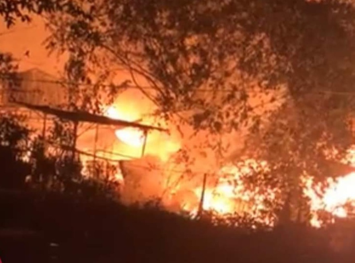 Cháy dữ dội tại xưởng gỗ ở Đại Mỗ trong đêm - Ảnh 2
