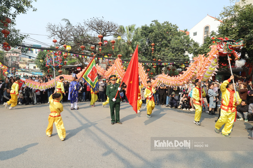 Đội m&uacute;a rồng l&agrave;ng Triều Kh&uacute;c biểu diễn tại Lễ hội.