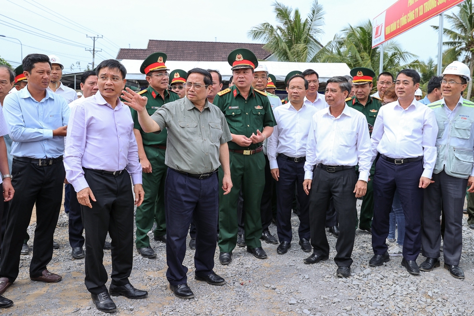 Thủ tướng đôn đốc dự án cao tốc, thị sát công trường cầu Mỹ Thuận 2 - Ảnh 1