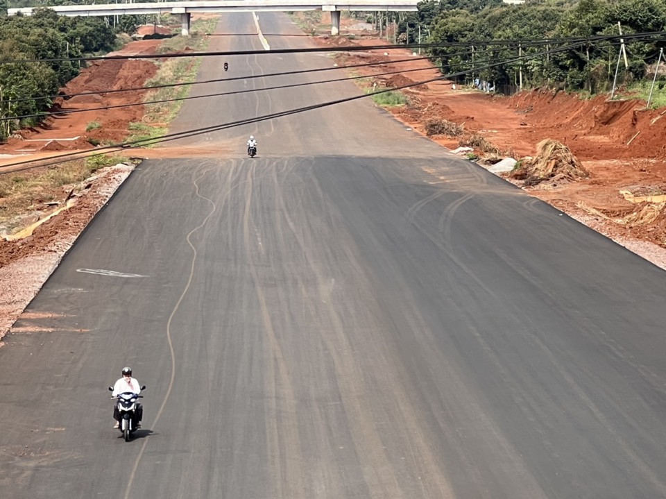 Nhiều xe m&aacute;y cũng ngang nhi&ecirc;n lưu th&ocirc;ng tr&ecirc;n cao tốc Dầu Gi&acirc;y - Phan Thiết đoạn qua huyện Cẩm Mỹ, tỉnh Đồng Nai.