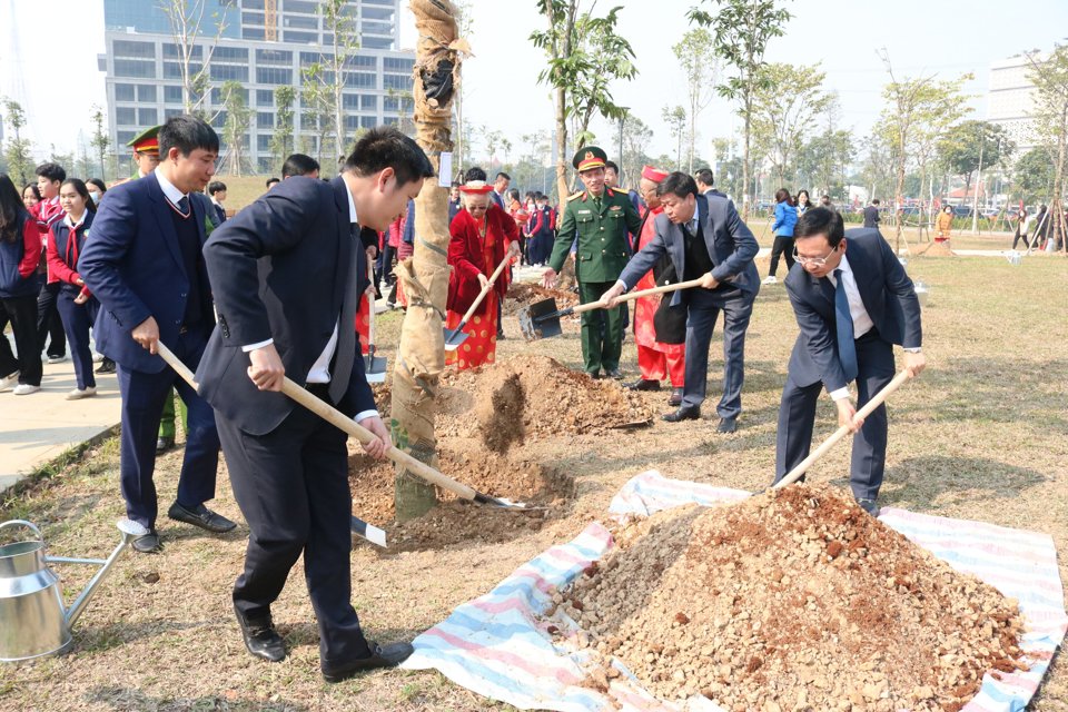 Ph&oacute; Chủ tịch UBND th&agrave;nh phố Dương Đức Tuấn tham dự lễ trồng c&acirc;y đầu năm tại quận Nam Từ Li&ecirc;m