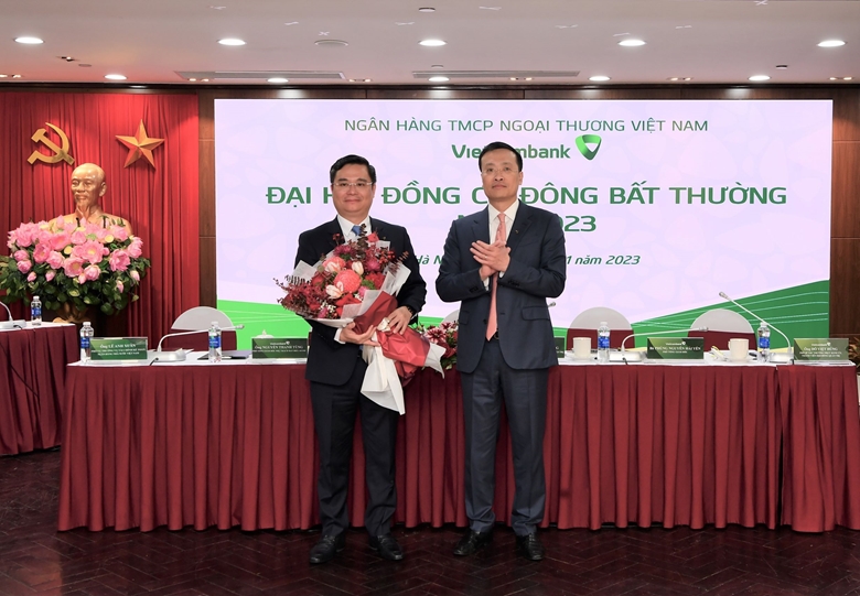 &Ocirc;ng Phạm Quang Dũng - Ủy vi&ecirc;n Ban Thường vụ Đảng ủy Khối Doanh nghiệp Trung ương, B&iacute; thư Đảng ủy, Chủ tịch HĐQT Vietcombank (b&ecirc;n phải) giới thiệu v&agrave; tặng hoa ch&uacute;c mừng &ocirc;ng Nguyễn Thanh T&ugrave;ng - Ph&oacute; Tổng Gi&aacute;m đốc phụ tr&aacute;ch Ban điều h&agrave;nh đ&atilde; được Đại hội bầu bổ sung l&agrave; Th&agrave;nh vi&ecirc;n HĐQT Vietcombank nhiệm kỳ 2018 - 2023&nbsp;