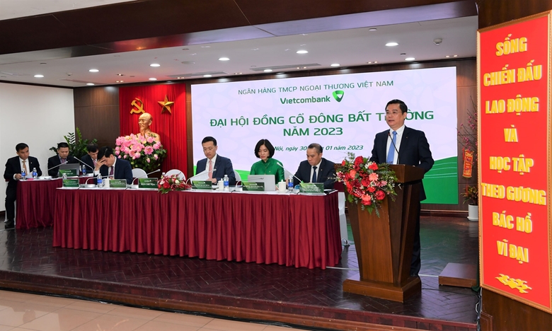 &Ocirc;ng Nguyễn Thanh T&ugrave;ng - Ph&oacute; Tổng Gi&aacute;m đốc phụ tr&aacute;ch Ban điều h&agrave;nh Vietcombank tr&igrave;nh b&agrave;y Quy chế Đại hội v&agrave; Chương tr&igrave;nh nghị sự tại Đại hội