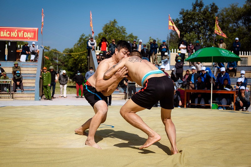 Ch&uacute; trọng tinh thần thượng v&otilde; n&ecirc;n tại hội vật những đ&ograve;n nguy hiểm như bẻ, vặn kh&oacute;a tr&aacute;i khớp; tấn c&ocirc;ng v&agrave;o hạ bộ, yết hầu, mắt... đều ho&agrave;n to&agrave;n bị cấm. Trọng t&agrave;i kiểm tra hết sức nghi&ecirc;m ngặt, y&ecirc;u cầu c&aacute;c đ&ocirc; vật trước khi v&agrave;o xới so t&agrave;i phải cắt m&oacute;ng tay, loại bỏ trang sức&hellip; để kh&ocirc;ng g&acirc;y thương t&iacute;ch cho đối phương.