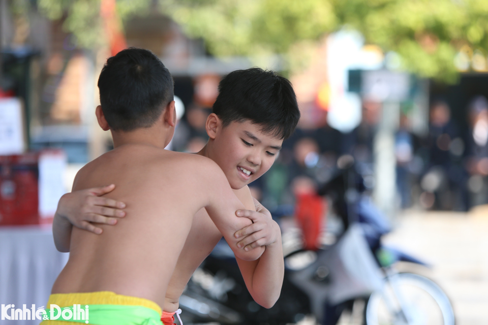 Hà Nội: Thanh thiếu niên hào hứng tham gia hội vật làng Bùng - Ảnh 1