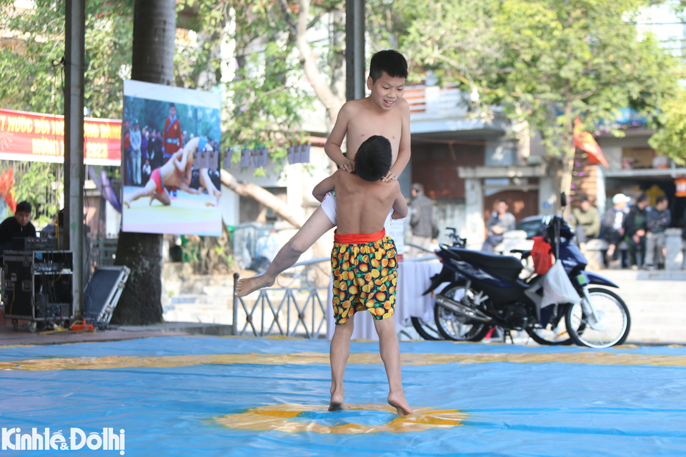 Hà Nội: Thanh thiếu niên hào hứng tham gia hội vật làng Bùng - Ảnh 2