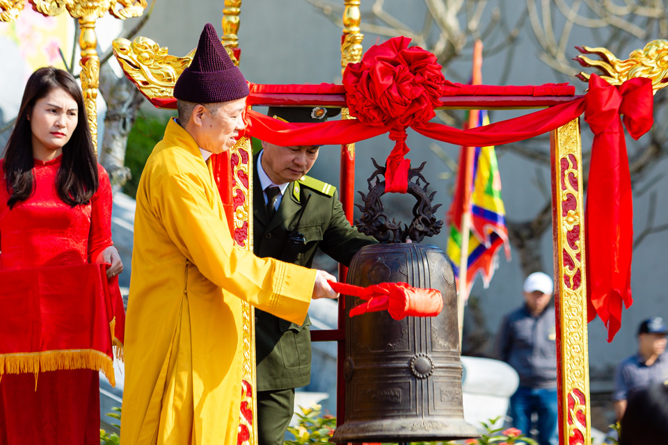 L&atilde;nh đạo tỉnh Quảng Ninh v&agrave; Gi&aacute;o hội Phật gi&aacute;o tỉnh Quảng Ninh gi&oacute;ng trống, thỉnh chu&ocirc;ng.