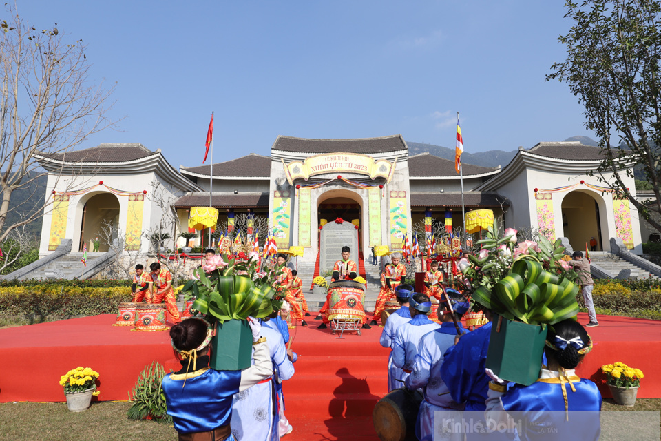 [Ảnh] Hàng ngàn người khai hội Xuân Yên Tử, chờ hoạt động tâm linh ban đêm - Ảnh 2