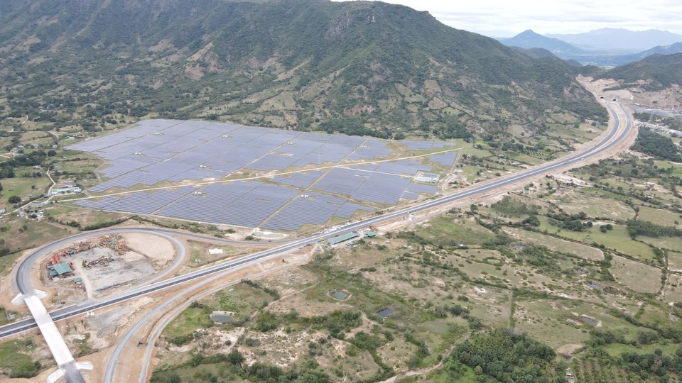 Cao tốc Nha Trang &ndash; Cam L&acirc;m d&agrave;i 49,11km đi qua huyện Di&ecirc;n Kh&aacute;nh, huyện Cam L&acirc;m v&agrave; TP Cam Ranh, tỉnh Kh&aacute;nh H&ograve;a. Dự &aacute;n được đầu tư theo h&igrave;nh thức đối t&aacute;c c&ocirc;ng tư (PPP), loại hợp đồng x&acirc;y dựng - kinh doanh - chuyển giao (BOT) với tổng vốn hơn 7.615 tỷ đồng dự kiến ho&agrave;n th&agrave;nh v&agrave;o th&aacute;ng 9/2023.