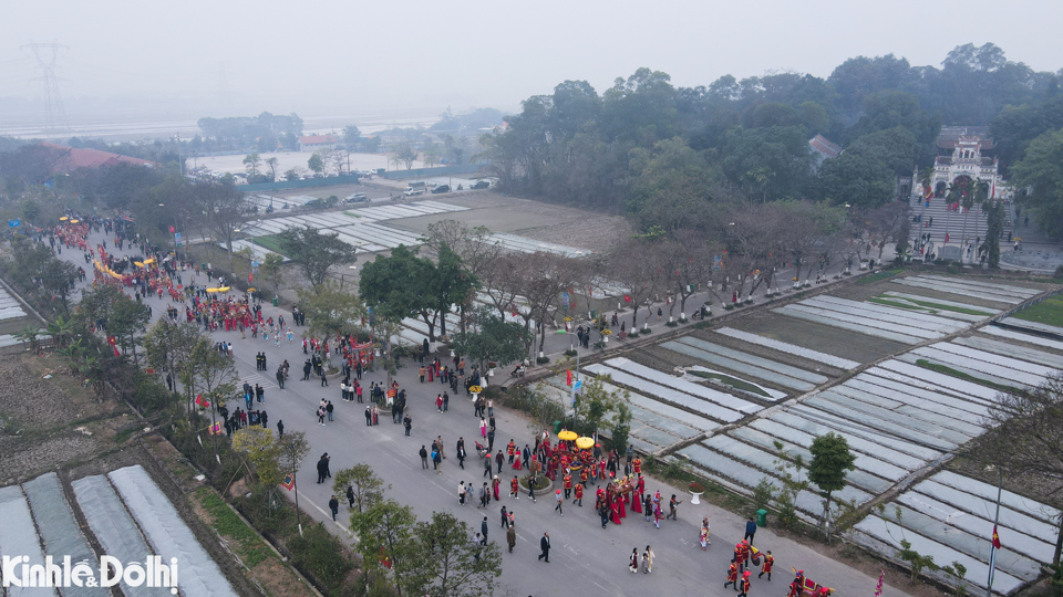 S&aacute;ng 1/2 (ng&agrave;y 11 th&aacute;ng Gi&ecirc;ng &Acirc;m lịch), Lễ hội đền S&aacute;i (l&agrave;ng Thụy L&ocirc;i, x&atilde; Thụy L&acirc;m huyện Đ&ocirc;ng Anh) ch&iacute;nh thức khai hội với m&agrave;n rước kiệu "vua, ch&uacute;a sống" diễn ra n&aacute;o nhiệt, thu h&uacute;t h&agrave;ng ng&agrave;n người về dự. Ảnh: Nam Nguyễn.