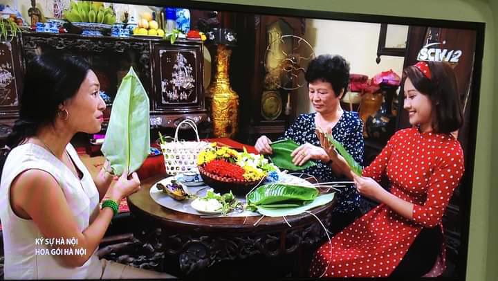 Hình ảnh hoa nhài được đưa lên bàn thờ trong phim tài liệu“Hoa gói Hà Nội”đang bị chỉ trích là thiếu hiểu biết về nếp thanh lịch của người Hà Nội. (Ảnh chụp màn hình)