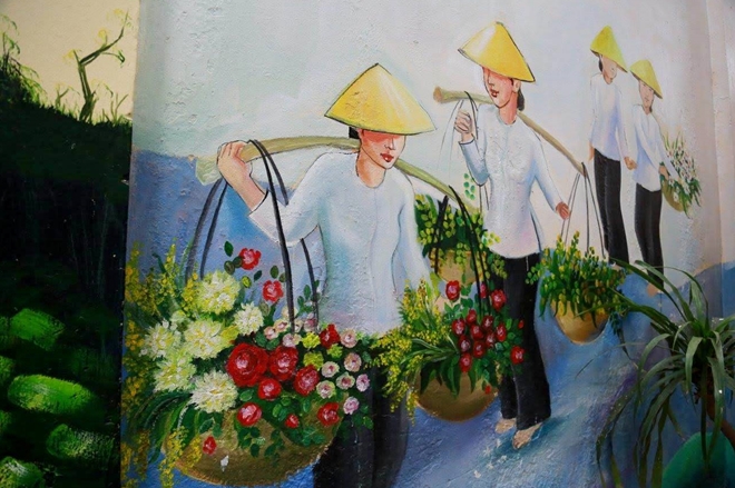 G&aacute;nh h&agrave;ng hoa của c&aacute;c mẹ, c&aacute;c chị l&agrave;ng Ngọc H&agrave;. Ảnh: TT